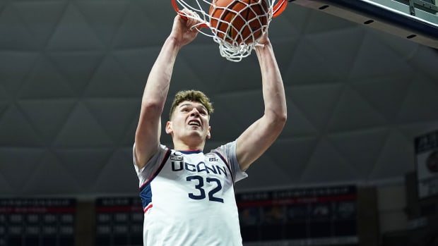 UConn’s Donovan Clingan dunks